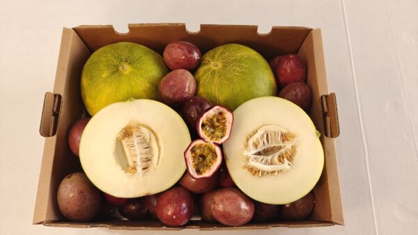 Caja Dúo Tropical con limelón y maracuyá ecológicos de Antonio de Periana, fruta fresca cultivada con técnicas sostenibles.