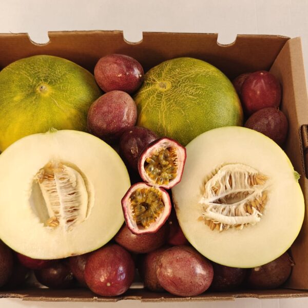 Caja Dúo Tropical con limelón y maracuyá ecológicos de Antonio de Periana, fruta fresca cultivada con técnicas sostenibles.