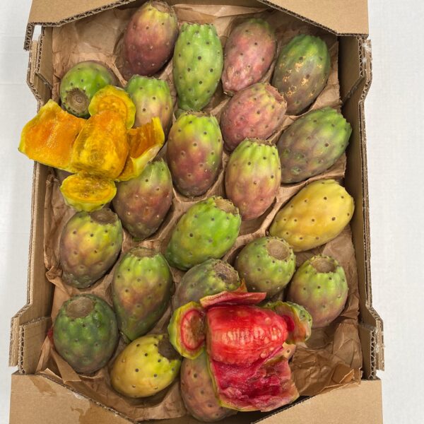 Caja de higos chumbos ecológicos con piezas peladas rojas y amarillas