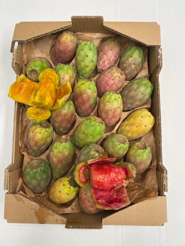 Caja de higos chumbos ecológicos con piezas peladas rojas y amarillas