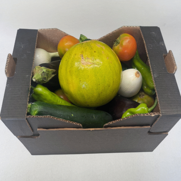 Una caja compuesta por verduras mixtas ecológicas y limelón ecológico.