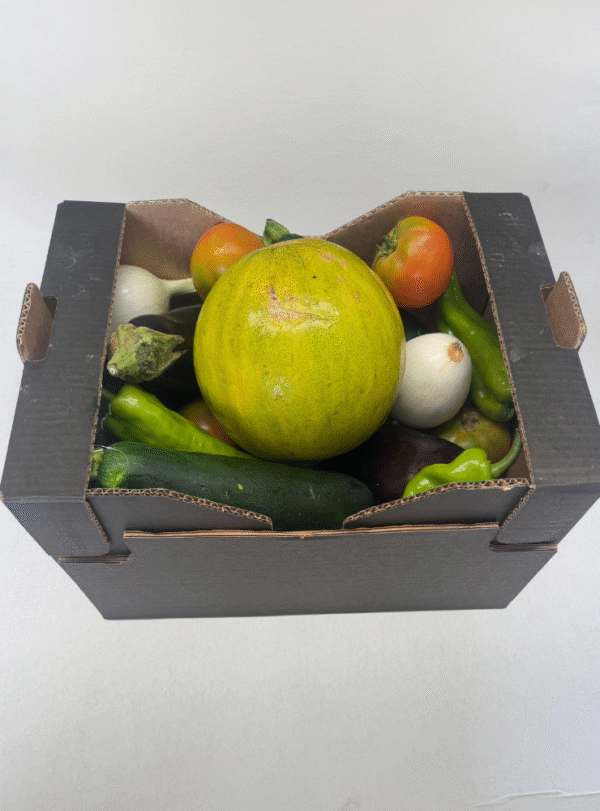 Una caja compuesta por verduras mixtas ecológicas y limelón ecológico.