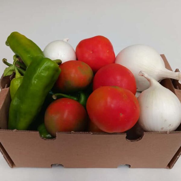 Caja ecológica con pimientos verdes, tomates y cebollas frescas, cultivadas sin pesticidas y directas de Antonio, un agricultor local.