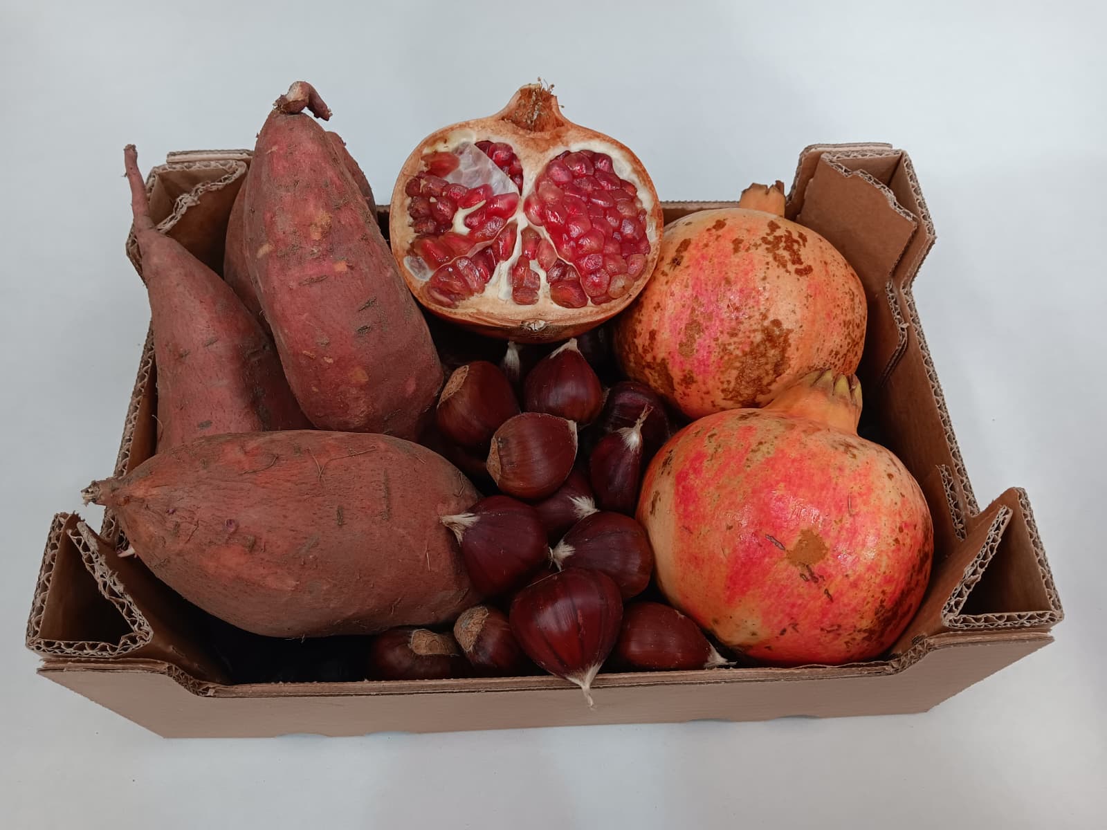 Caja de Sabores Otoñales con granadas, boniatos y castañas ecológicas de agricultores malagueños de Mediterranean Farmers.