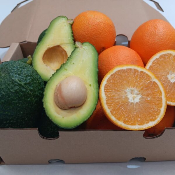 Caja mixta ecológica con aguacates Hass y naranjas frescas de la Axarquía, recién recolectadas y listas para enviar.