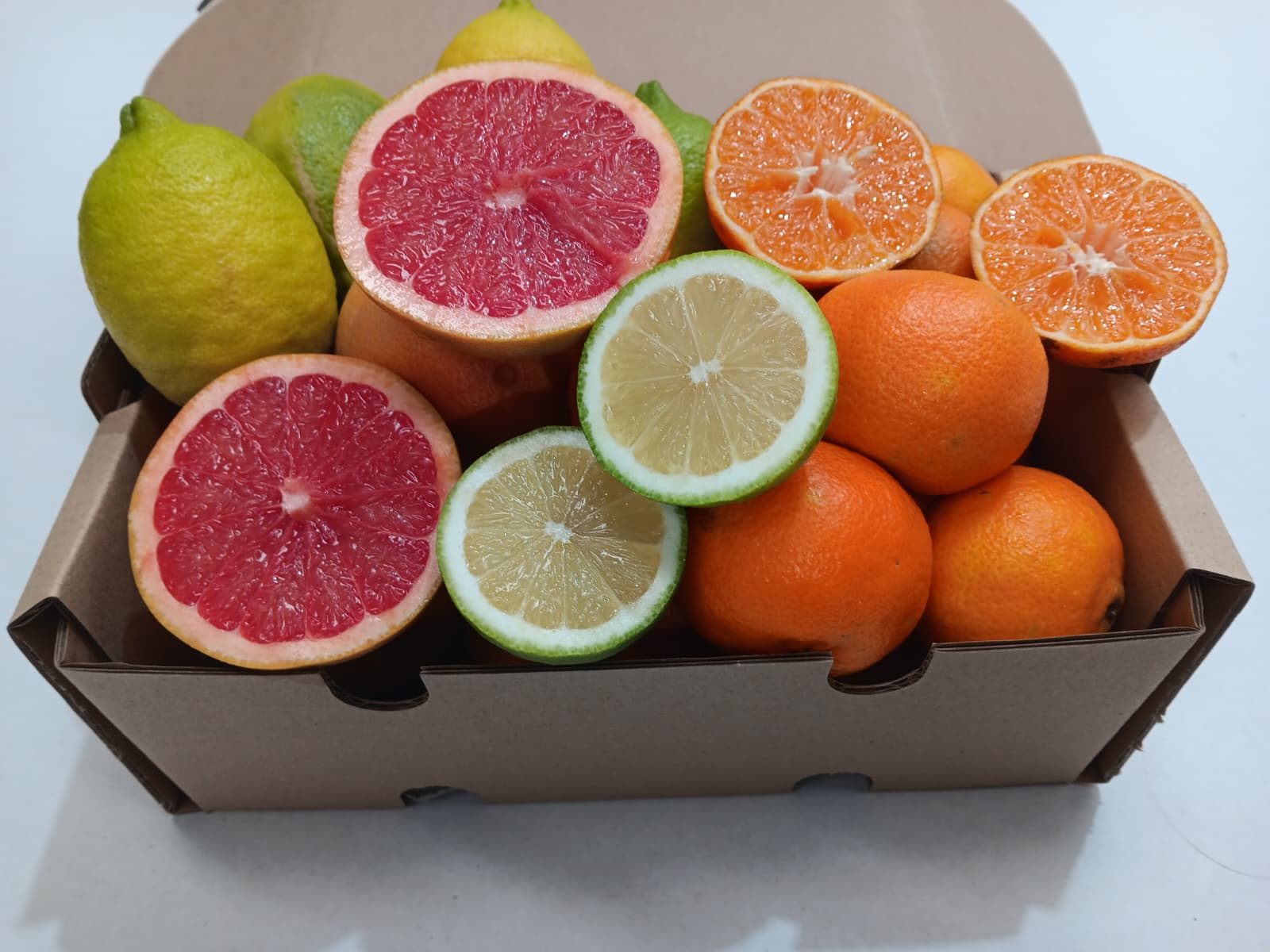 Caja mixta de pomelo, limón y mandarina ecológicos recién recolectados, fruta fresca de la Axarquía enviada del agricultor a domicilio.