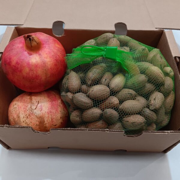 Caja de granadas ecológicas y nueces pecanas en conversión, productos sostenibles de Mediterranean Farmers